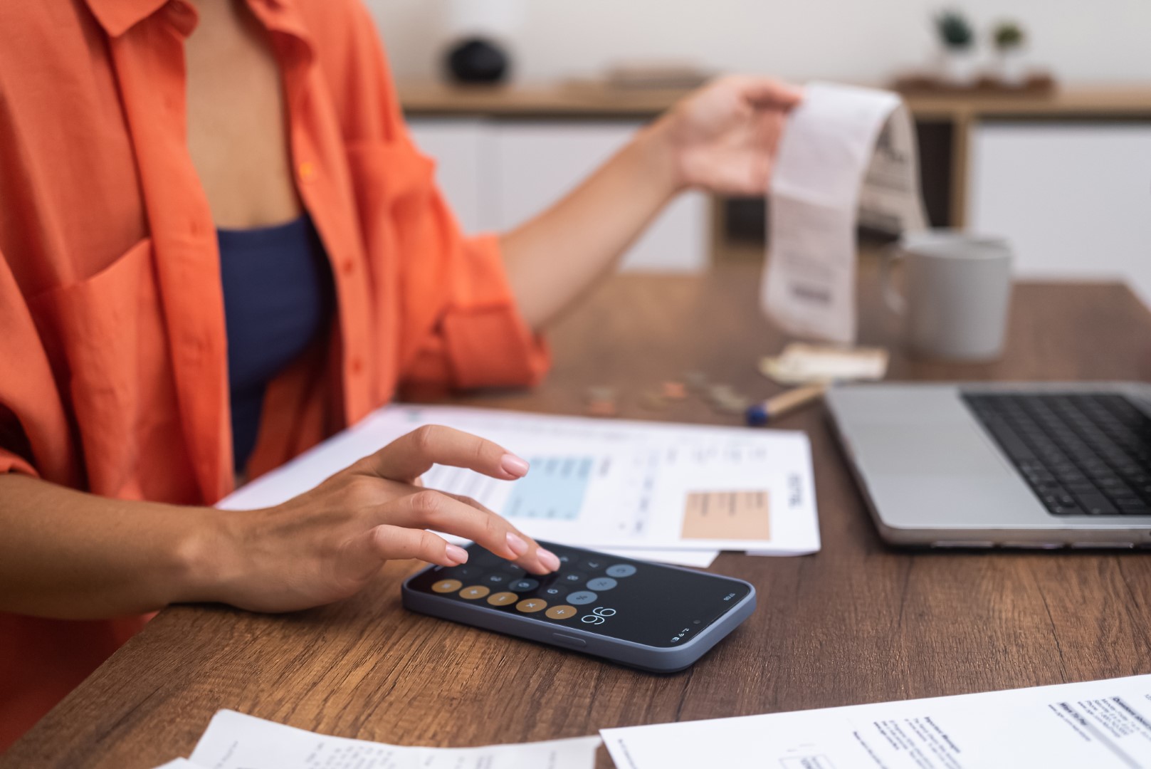 femme calcule les dépenses